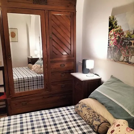 Florentine Style In San Frediano Apartment