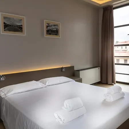 佛罗伦萨普鲁斯酒店 旅馆 *