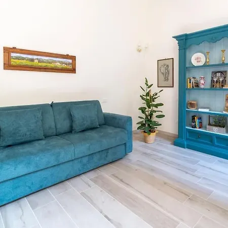 Appartamento Casa Lorenzo With A Quiet Tiny Patio *