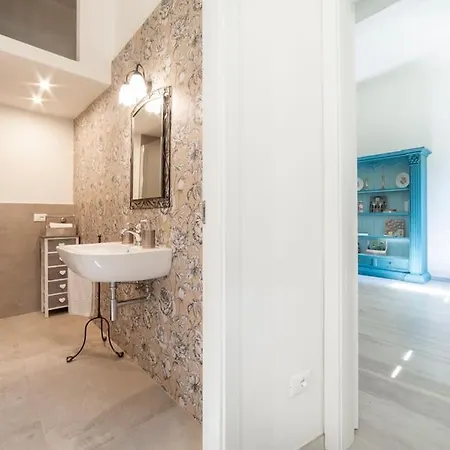 Appartamento Casa Lorenzo With A Quiet Tiny Patio *
