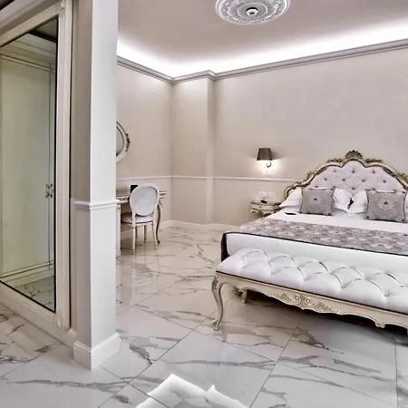 The Moon Boutique & 4*
