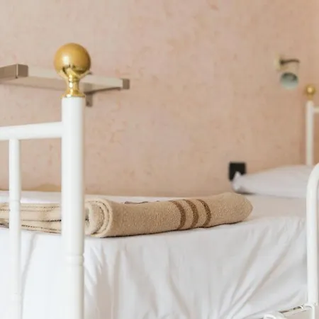Hostel Archi Rossi *