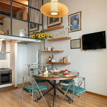 Metropolitan Loft: Center Base With Local Charm Apartment *