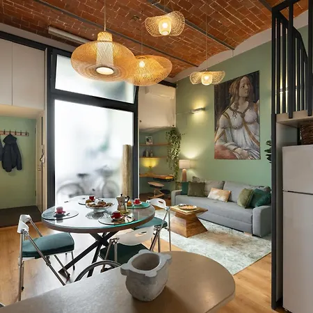 Metropolitan Loft: Center Base With Local Charm Apartment