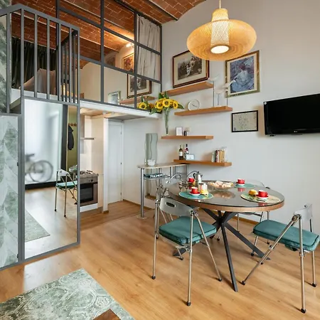 Apartment Metropolitan Loft: Center Base With Local Charm *