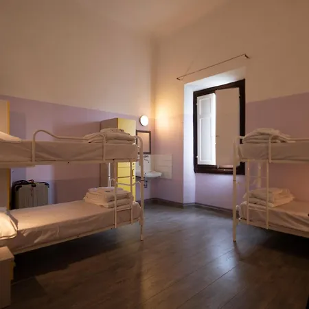 Hostel & 7 Floransa