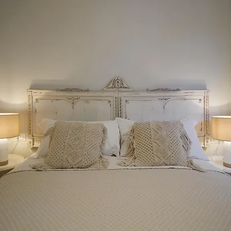 Apartment Bright 3-bedroom With Patio In Historic Center Near Duomo *