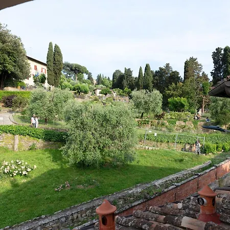 Apartment Luca's Over The Rose Garden