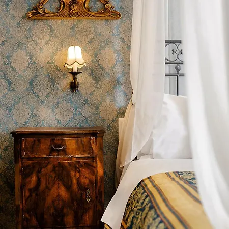 Palazzo Dal Borgo Hotel 4*