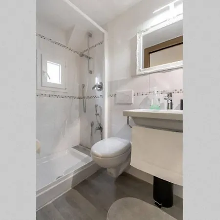 Roommo Carmine Florence