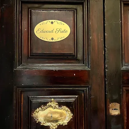 Edward Apartment *