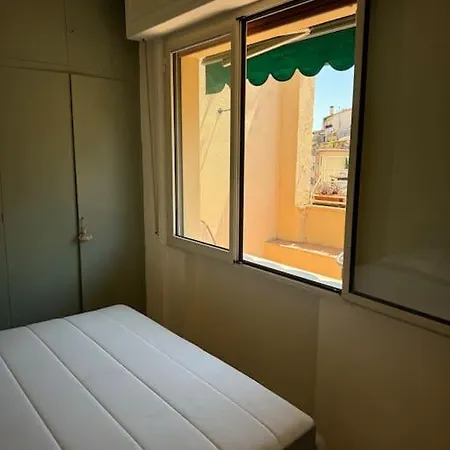 Friendly & Small 1-br With Beautiful Terrace Florencia