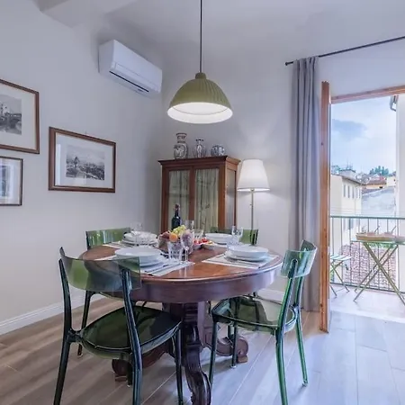 Oltrarno Family In Apartment Florenz
