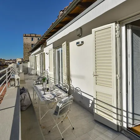 - Ponte Vecchio Guelfo Apartment *