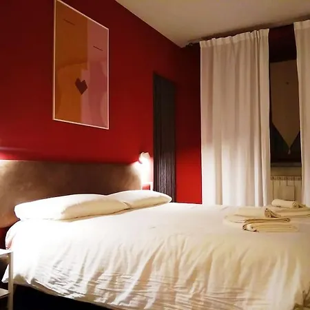 House Nubia, San Frediano, Near Ponte Vecchio, With Free Private Parking Lot *