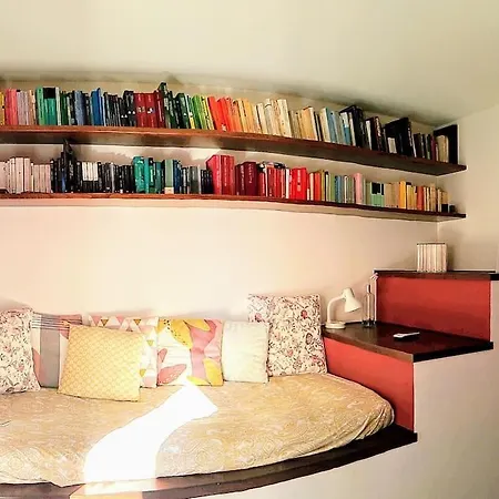 House Nubia, San Frediano, Near Ponte Vecchio, With Free Private Parking Lot Apartment *