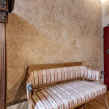 Comodo Dietro Il Duomo *