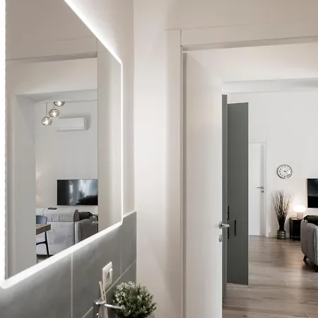 Leopoldo Cozy Loft - Tram, Air C, Netflix Apartment *