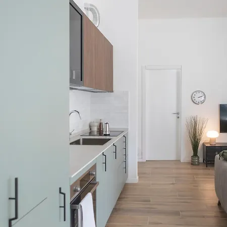 Leopoldo Cozy Loft - Tram, Air C, Netflix Apartment