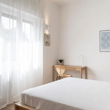 Apartment Leopoldo Cozy Loft - Tram, Air C, Netflix