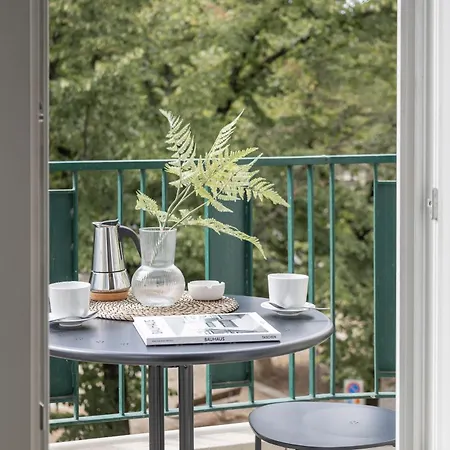 Leopoldo Cozy Loft - Tram, Air C, Netflix Apartment *