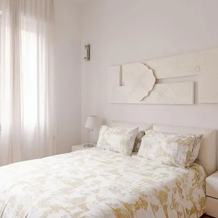 Bright & Cozy, Easy To Reach In