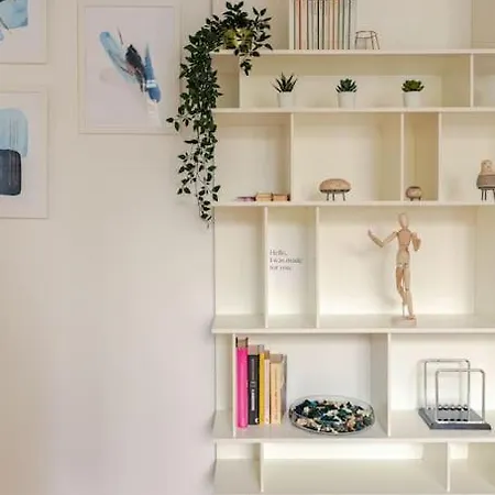 Bright & Cozy, Easy To Reach In *