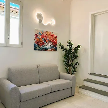 Apartment White Iris Florence