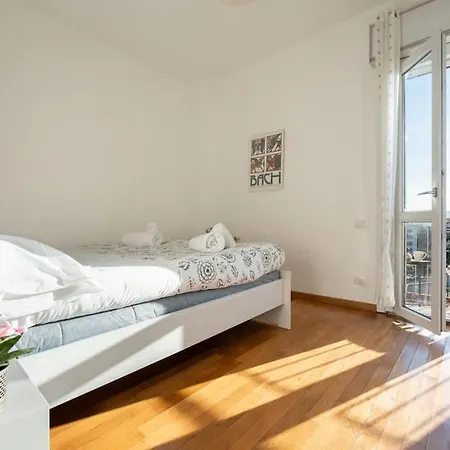 Crystal House Front Tramvia Florence