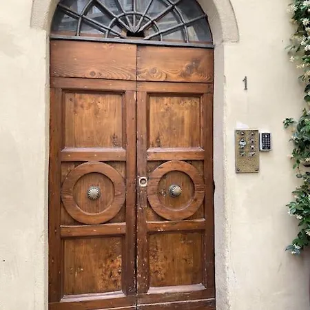 Amazing In Piazza Santa Croce Apartment