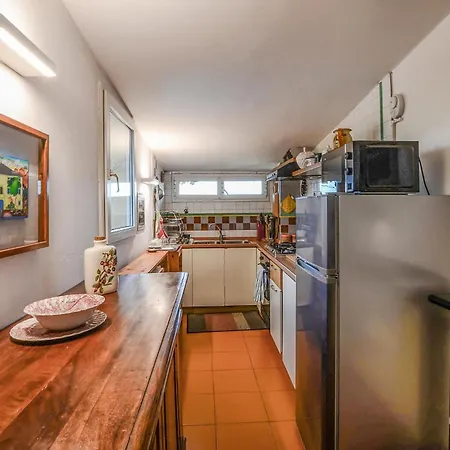 Апартаменты 1 Bedroom Lovely In
