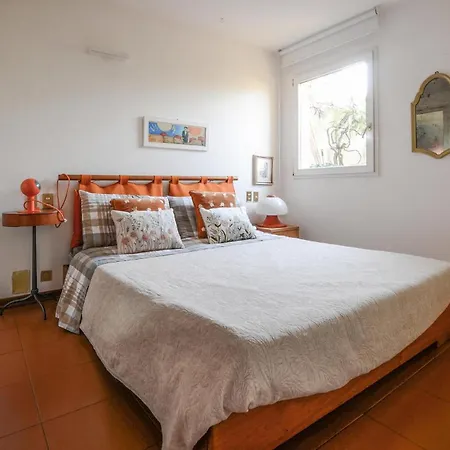Апартаменты 1 Bedroom Lovely In