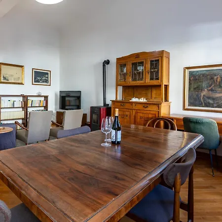Sant'antonino Cozy Corner Apartment