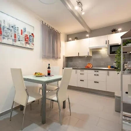 Keys Of Italy - Macci 41 - Sant' Ambrogio One Bedroom Flat Apartment *