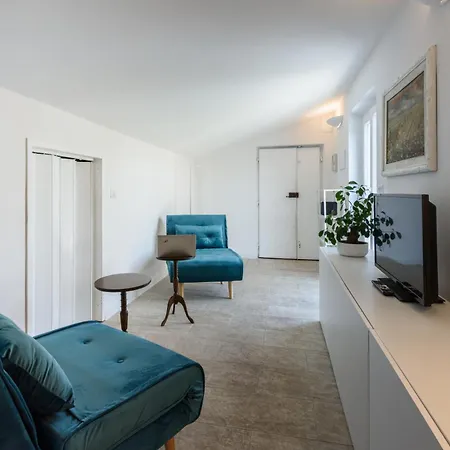 The Luxor - Larione Apartment *