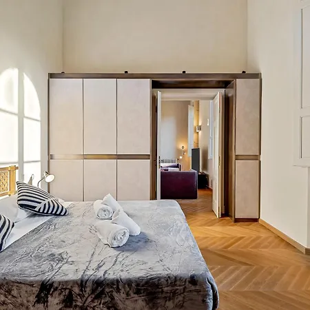 Via Venezia 10 - Renaissance - Historic Charm With Frescoes And Private Courtyard Parking In Heart Florence