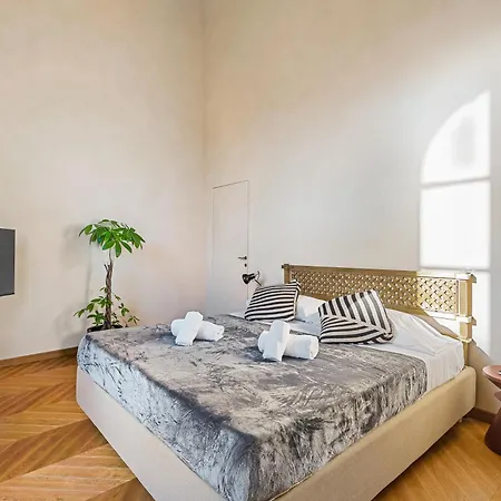 Via Venezia 10 - Renaissance - Historic Charm With Frescoes And Private Courtyard Parking In Heart Apartment