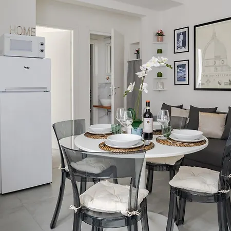 Charming Apartments: Chic Renovated Near Tram Leopolda Apartment *