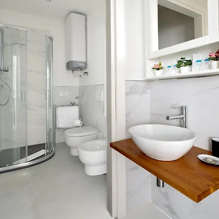 Charming Apartments: Chic Renovated Near Tram Leopolda *