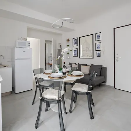 Apartment Charming Apartments: Chic Renovated Near Tram Leopolda *