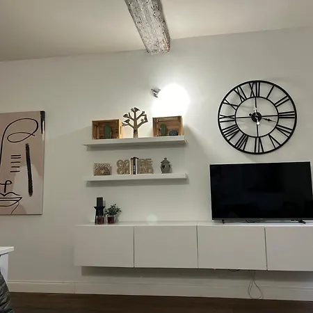 Leon Rosso Flat Apartment