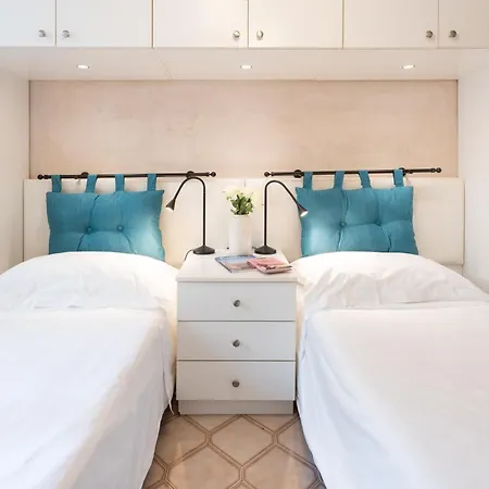 Via Sant'egidio, 3 - Spacious And Bright Just 300mt From The Duomo Διαμέρισμα