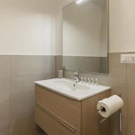 Flora - Brand New Near Historic Center Apartment