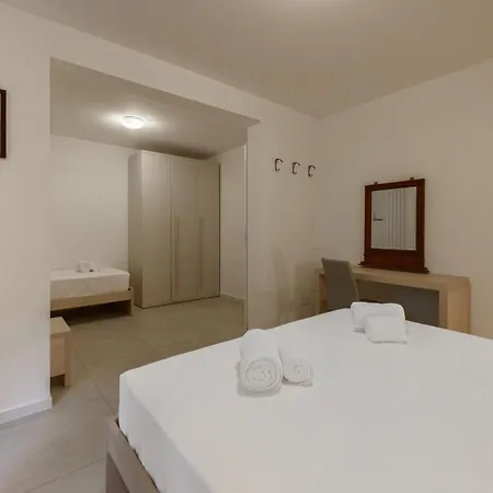 Flora - Brand New Near Historic Center Apartment *