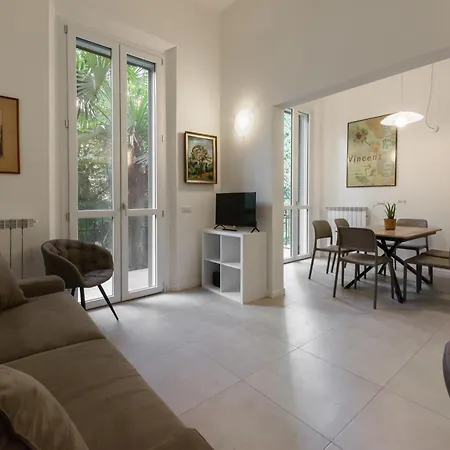 Flora - Brand New Near Historic Center Apartment *