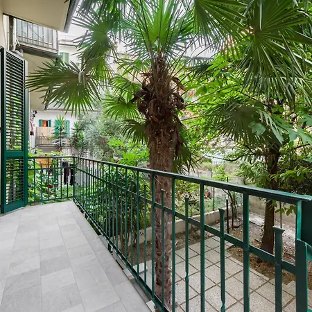 Flora - Brand New Near Historic Center Apartment