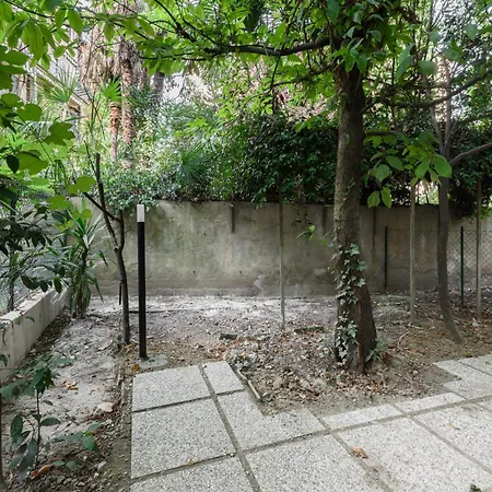 Flora - Brand New Near Historic Center Apartment
