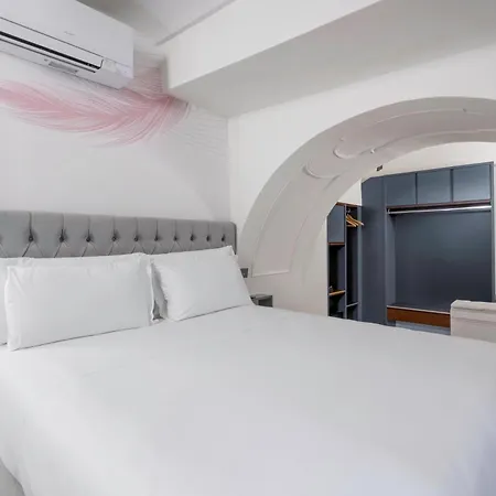 Adamas Hotel