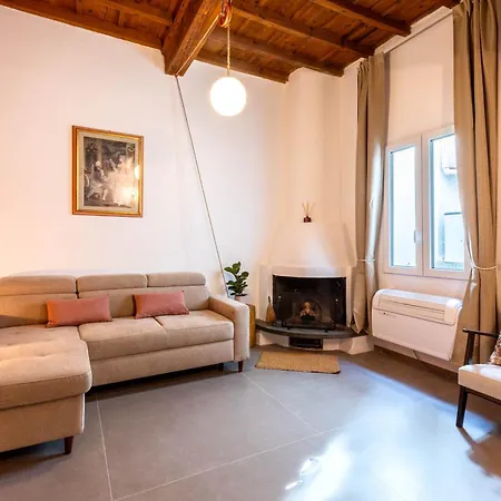 Stylish & Modern Near San Lorenzo Market Апартаменты Флоренция