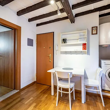 Roommo Carmine Florence
